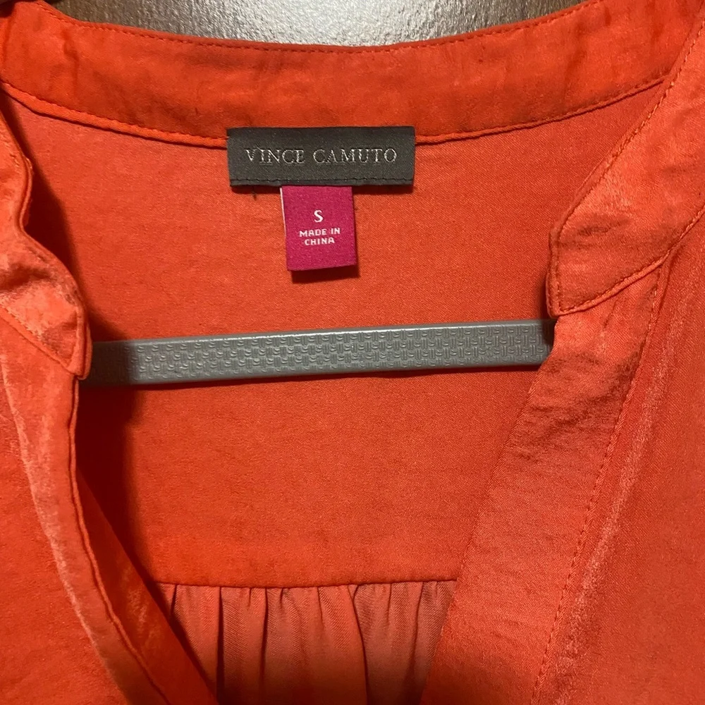 Vince Camuto Vibrant Coral Orange Split V-Neck Blouse Size Small - Picture 3 of 6